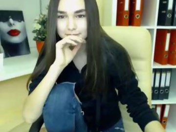 hollyextra is cute girl 18 years old shows free porn on webcam