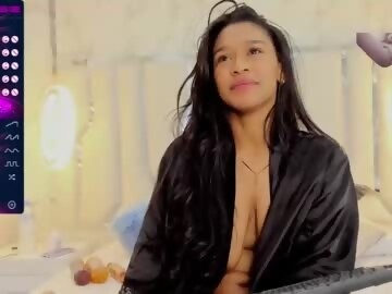 latino sex cam girl sophiawil95 shows free porn on webcam.  y.o. speaks español